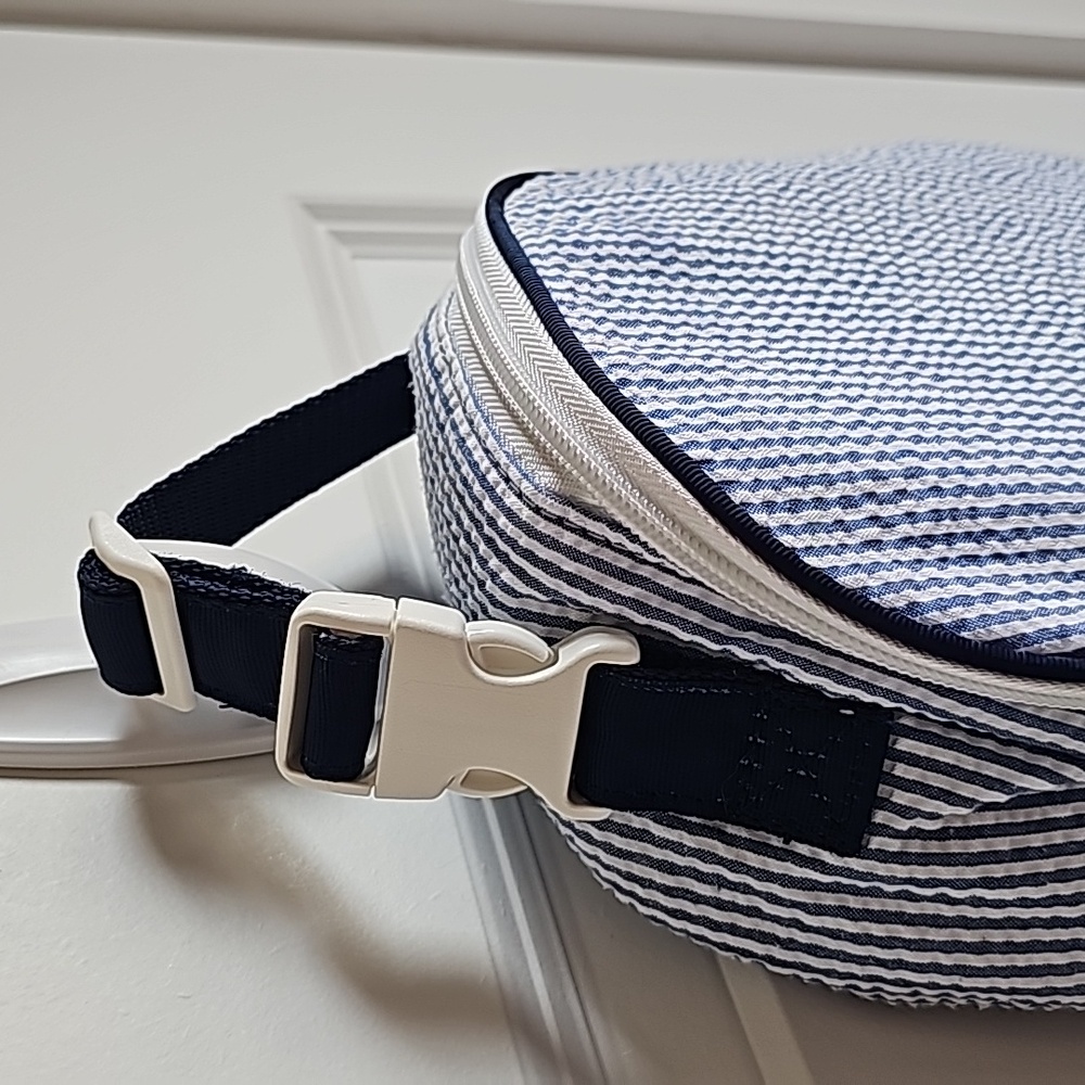 Seersucker Lunchbox in Blue and White - Picture 2 of 7